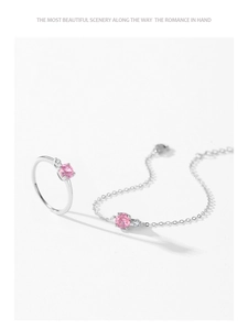 Détail de l'ensemble bague et bracelet en argent 925 avec pierres roses étincelantes