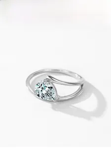 Gros plan d'une bague en argent 925 avec un oxyde de zirconium poire et un design bypass