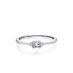 Bague élégante en argent sterling 925 avec pierre carrée centrale et accents sur fond blanc