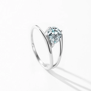 Bague en argent massif 925 avec pierre taille poire et double anneau croisé