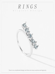 Vue détaillée de la bague géométrique en argent 925 ornée de cinq pierres de taille carrée