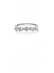 Macro de la bague en argent S925 montrant le poinçon précis et 5 cristaux incrustés