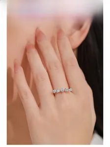 Détail de la bague en argent 925 avec diamants multi-formes portée par un modèle
