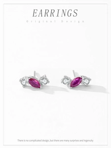 Dettaglio di gemme rosa marquise e zirconi bianchi su orecchini a lobo in argento 925