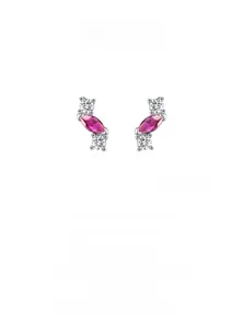 Dettaglio orecchini in argento 925 a forma di S con marquise magenta e pietre bianche