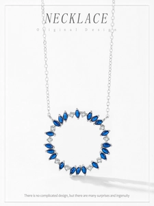 Détail du pendentif en argent S925 avec zircons bleus marquise et diamants blancs brillants