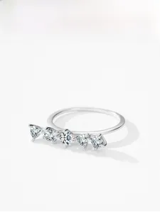 Détail de la bague en argent 925 avec pierres de zircone cubique aux formes géométriques