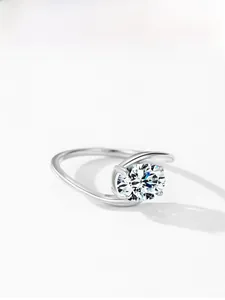 Detailed view of S925 silver ring featuring a twisted band and a sparkling round solitaire stone