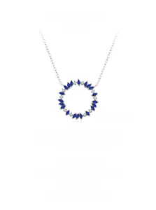 Détail du pendentif couronne en argent sterling avec gemmes bleues et blanches