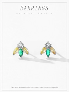 Détail macro de boucles d'oreilles abeille en argent S925 avec gemmes marquises colorées