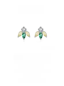 Gros plan de boucles d'oreilles abeilles en argent avec zircons jaunes et verts