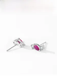 Dettaglio ravvicinato di orecchini in argento 925 con zircone rosa dal taglio marquise