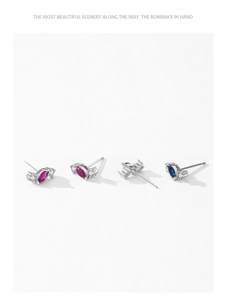 Vista macro di orecchini a lobo marquise in argento sterling 925 con pietre rosse e blu