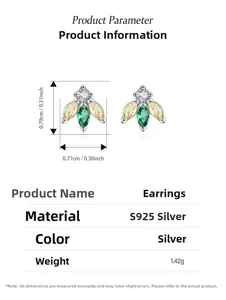 Gros plan sur boucle d'oreille abeille en argent S925 et zircons de 0,79 cm