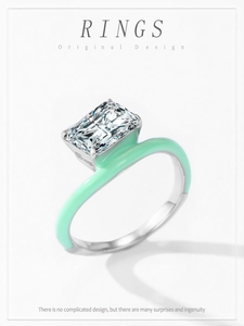 Détail d'une bague en argent 925 avec émail vert menthe et un zircon carré étincelant