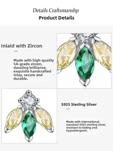 Détail macro de boucles d'oreilles en argent S925 avec zircons vert émeraude et jaune