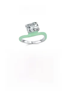 Gros plan d'une bague en argent S925 avec émail vert menthe et grand oxyde de zirconium radieux