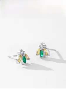 Vue macro de boucles d'oreilles abeille en argent S925 avec zircons verts et jaunes