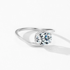 Elegant S925 sterling silver ring featuring a large round solitaire in a twisted band design