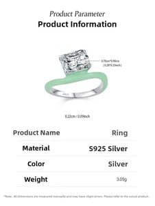 Détail d'une bague en argent 925 avec émail vert et une grande pierre de zircon carrée