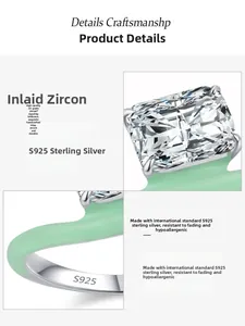 Détail macro de la bague en argent S925 avec émail vert et oxyde de zirconium 5A