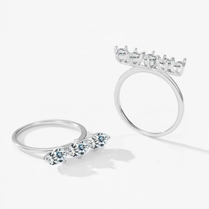 Bagues géométriques en argent 925 avec incrustation de diamants sur fond blanc