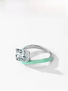 Détail d'une bague avec cristal carré et émail vert menthe sur un anneau en argent poli