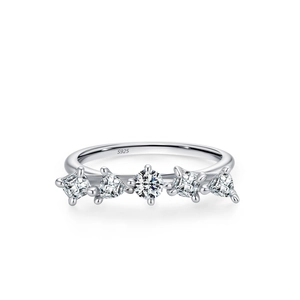 Bague géométrique en argent sterling 925 avec diamants mixtes sur fond blanc