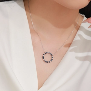 Collier élégant en argent 925 avec pendentif tournesol en saphir bleu sur modèle