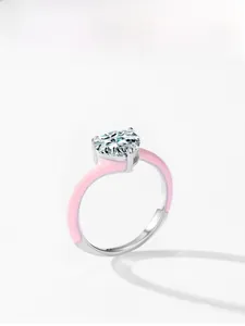 Détail d'un cristal en cœur avec émail rose sur une bague en argent sterling S925
