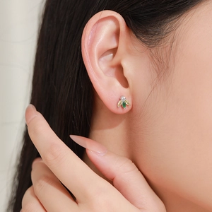 Boucles d'oreilles abeille en argent 925 avec zircons colorés portées sur l'oreille