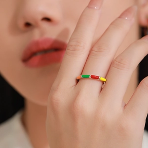 Bague émaillée colorée en argent sterling 925 portée par un mannequin sous lumière douce