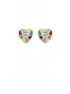Détail de boucles d'oreilles cœur en argent 925 avec émail coloré et zircon