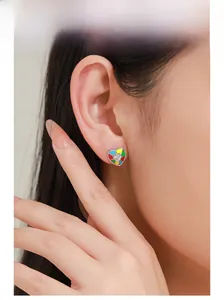 Gros plan d'une boucle d'oreille cœur en émail coloré avec zircon sur le modèle