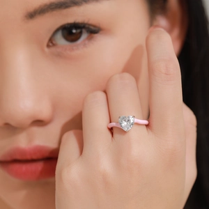 Bague luxe en argent 925 en forme de cœur avec émail rose portée par un mannequin