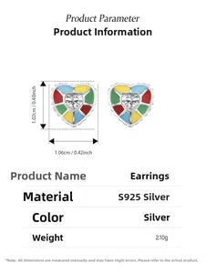 Détail des boucles d'oreilles cœur en argent 925 avec émail coloré et pierres de zircon