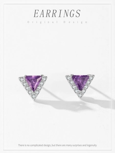 Détail macro de boucles d'oreilles triangle en argent S925 avec zircon violet et pierres