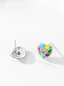 Détail de boucles d'oreilles cœur en émail coloré avec un zircon central en forme de cœur