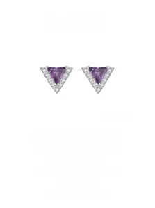 Détail de boucles d'oreilles triangle en argent S925 avec zircon violet et halo brillant