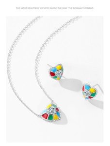 Détail d'une parure en argent avec cœurs en émail coloré et pierres de zircon