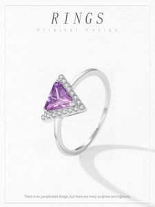 Makroaufnahme von lila Amethyst im Dreiecksschliff mit Zirkonia-Besatz in S925 Silber