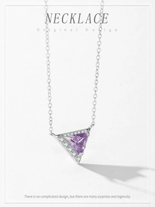 Gros plan du collier avec pierre violette triangulaire en argent S925 et oxydes de zirconium