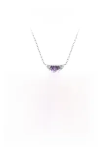 Détail du collier en argent S925 avec pendentif zircon violet et cristaux micro-pave