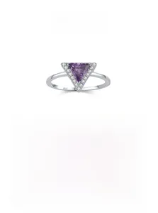 Detailaufnahme des S925 Silberrings mit dreieckigem Amethyst und kleinen weißen Diamanten
