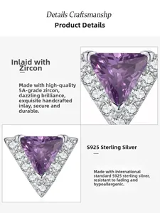 Vue détaillée des boucles d'oreilles en argent 925 avec zircon violet triangulaire