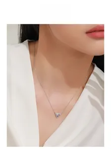 Vue détaillée du collier en argent S925 avec zircon violet en forme de triangle sur modèle