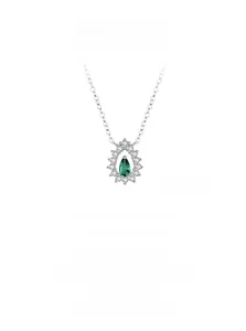 Macro d'un collier en argent 925 avec pendentif en zircon vert émeraude taille poire