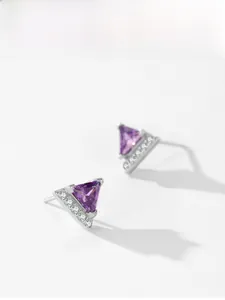 Détail macro de boucles d'oreilles triangle en argent S925 avec zircon violet et cristaux