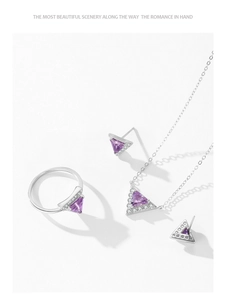 Détail de parure bijoux en argent S925 avec zircon violet triangle et diamants