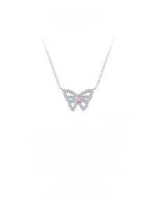 Nahaufnahme des Silber-Schmetterlingsanhängers mit rosa Zirkon und Pavé-Steinen